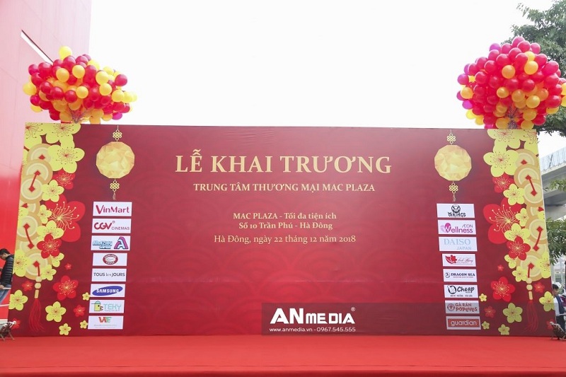 thi-cong-backdrop-khai-truong