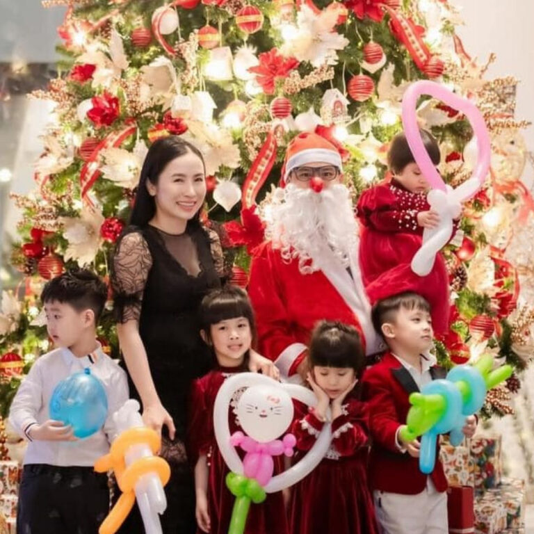 Thuê ông già Noel vặn bóng Hà Nội